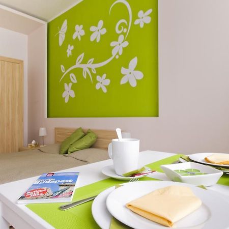 Regiposta Studio Budapest Bilik gambar