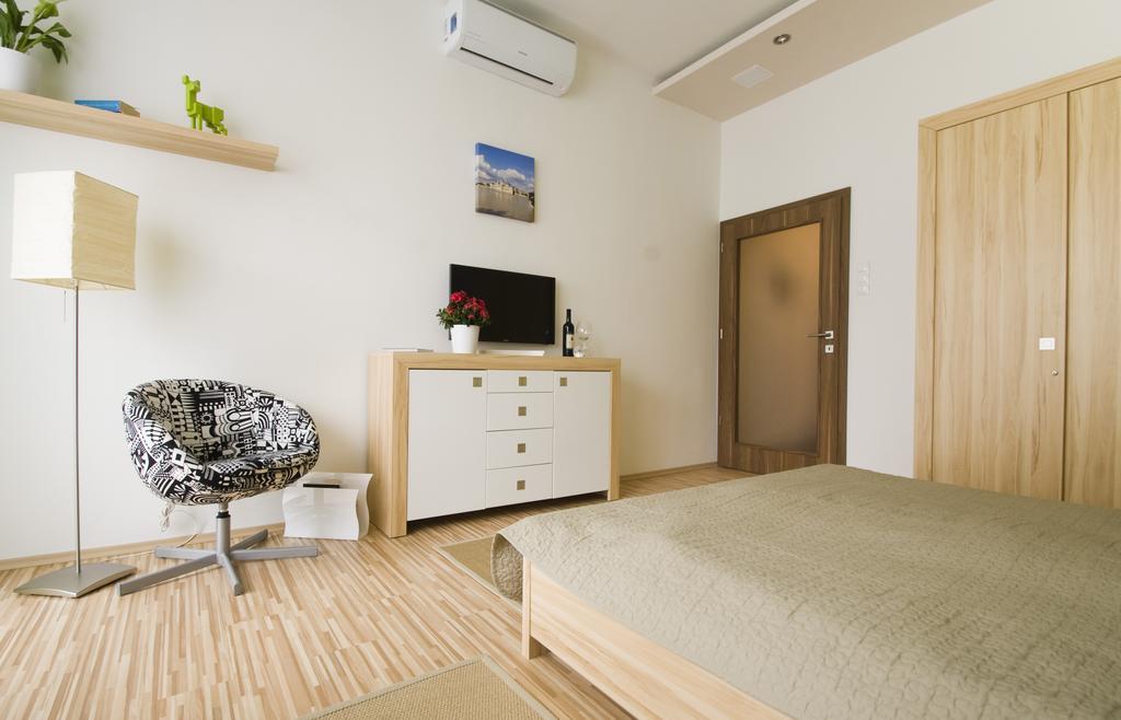 Regiposta Studio Budapest Bilik gambar