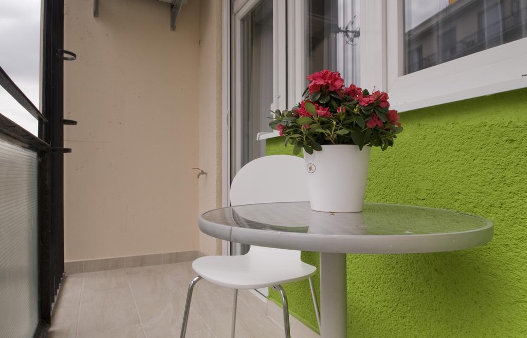 Regiposta Studio Budapest Bilik gambar