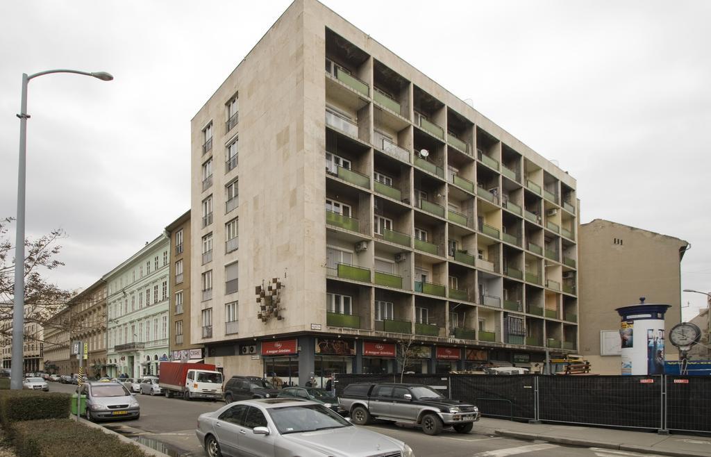 Regiposta Studio Budapest Bilik gambar