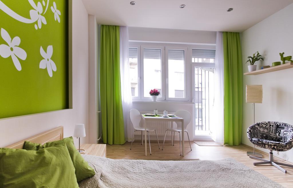 Regiposta Studio Budapest Bilik gambar